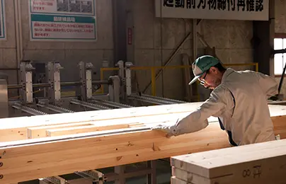 職人が木材をチェックしている様子