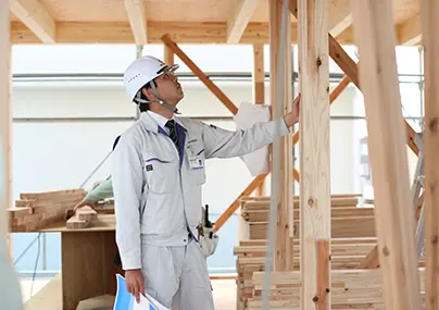 柱をチェックする専門スタッフ